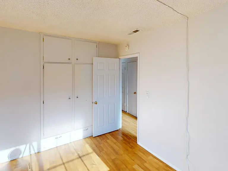 4728 Nelson St — Photo 3