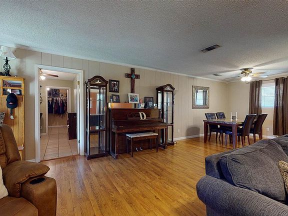 4th image of 516 Langford Ln