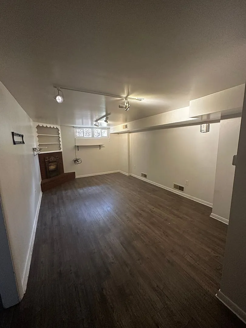 2 Bedroom Apartment Only Steps from Campus — Photo 3