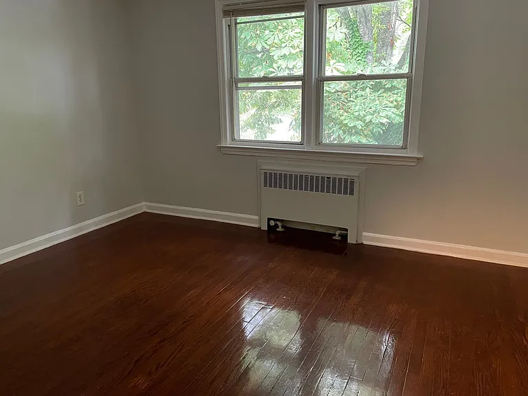 581 Thomas St — Photo 10