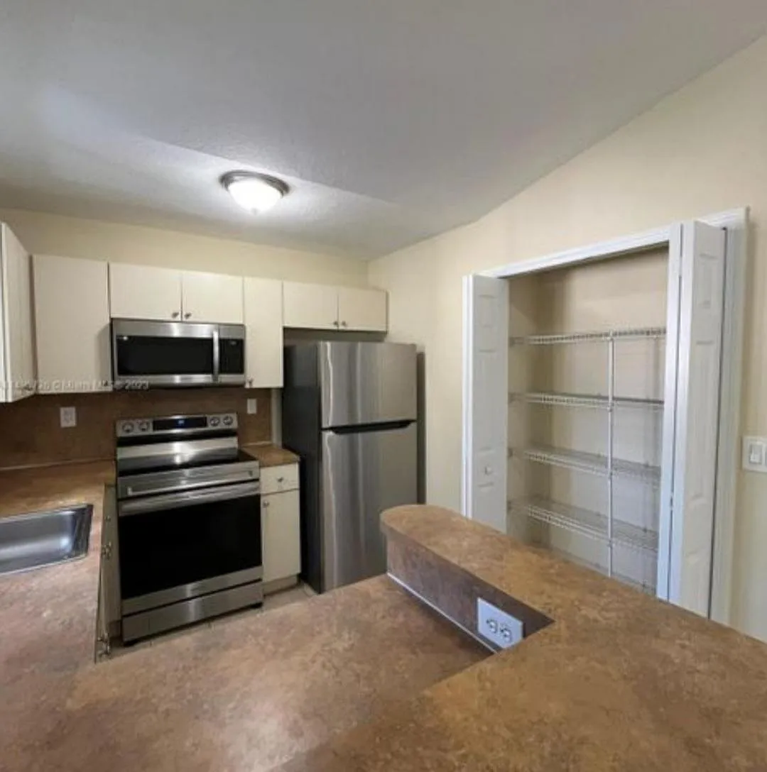 3 bed, 2.5 bath, 1024 sqft, $2,250 — Photo 4