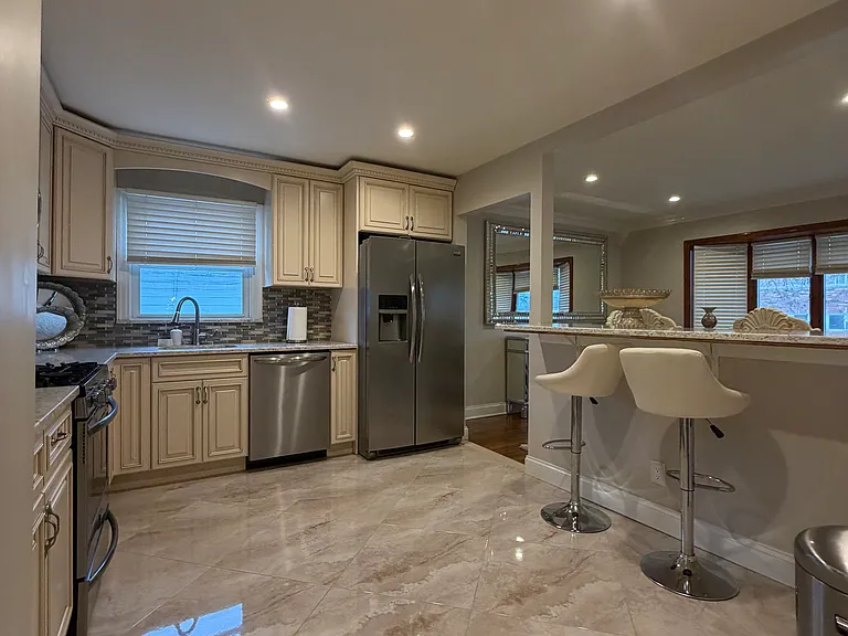 Elverton Ave — Photo 1