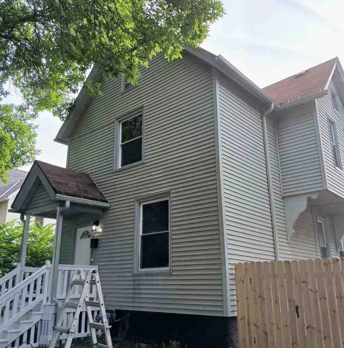 5 bed, 2.0 bath, 2000 sqft, $1,900 — Photo 2