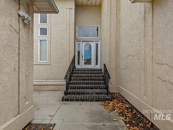 3rd image of 808 Augusta Dr