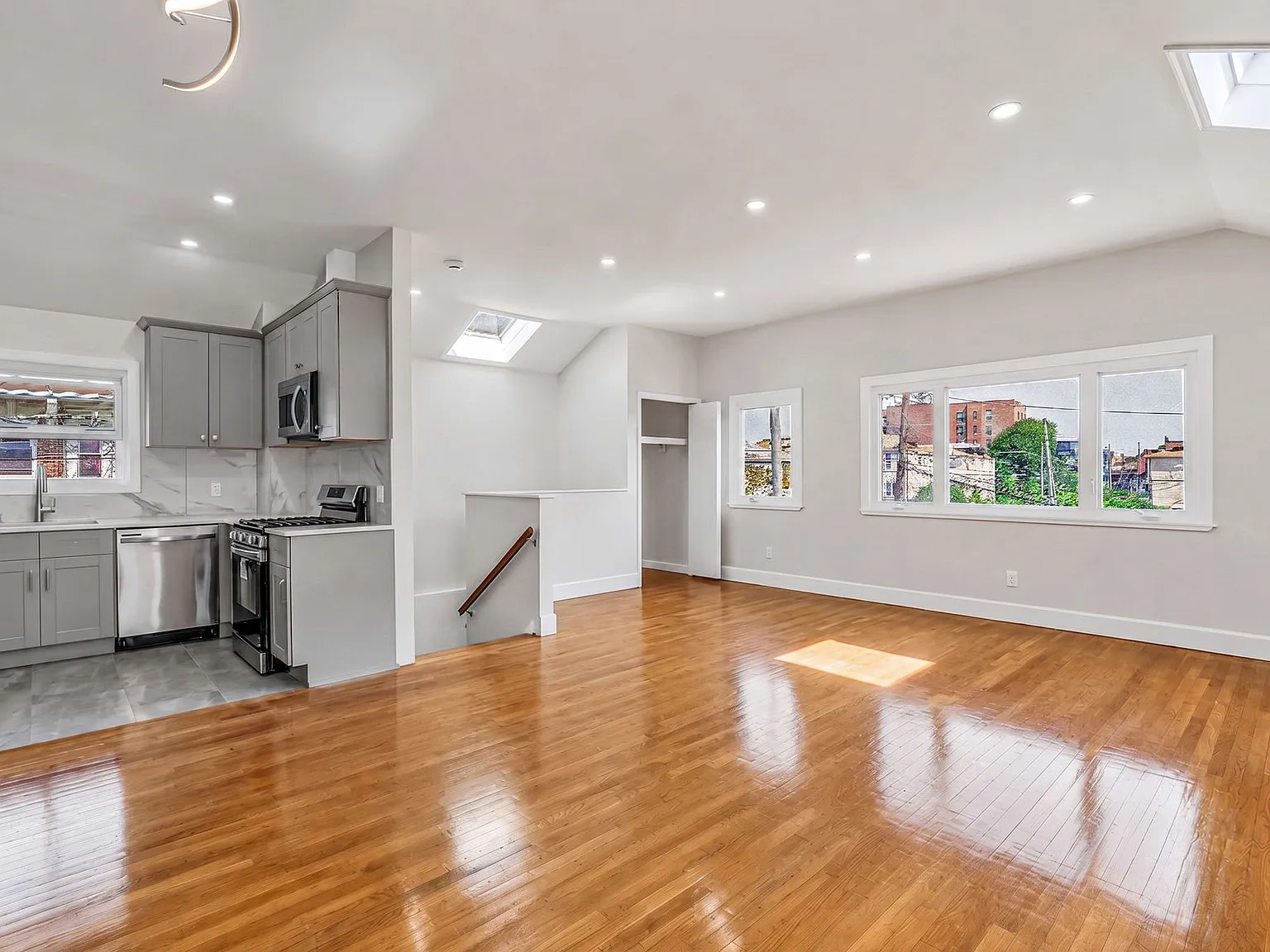 3 bed, $3,500 — Photo 2