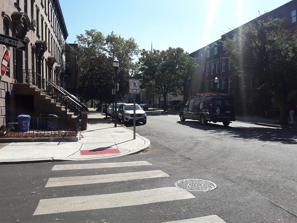 2nd image of 553 Bramhall Ave #3