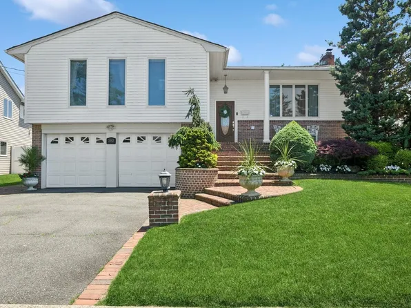 2092 Vine Drive, Merrick, NY 11566