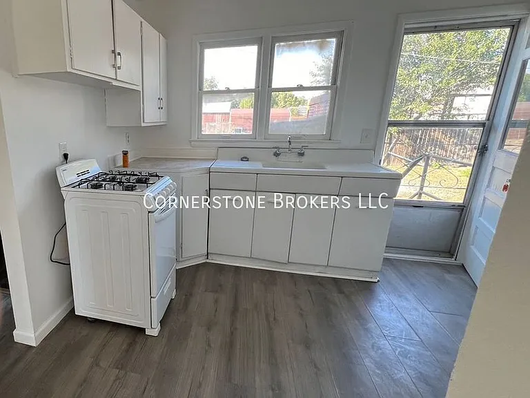 351 E 2nd St #B — Photo 3