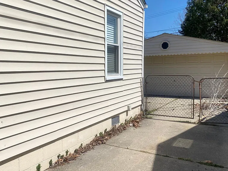 26394 Lorenz St — Photo 11