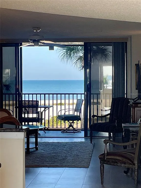 2 bed, 2.0 bath, 1464 sqft, $4,000 — Photo 2