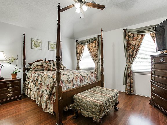 3rd image of 707 Meadowcreek Ct