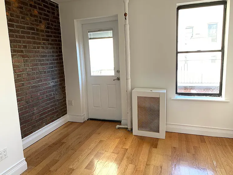 209 E 5th St #9 — Photo 6