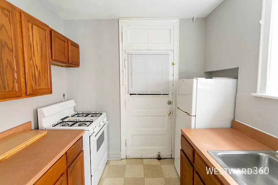 Available Now! Large 1bd/1bth In Rogers Park! — Photo 2