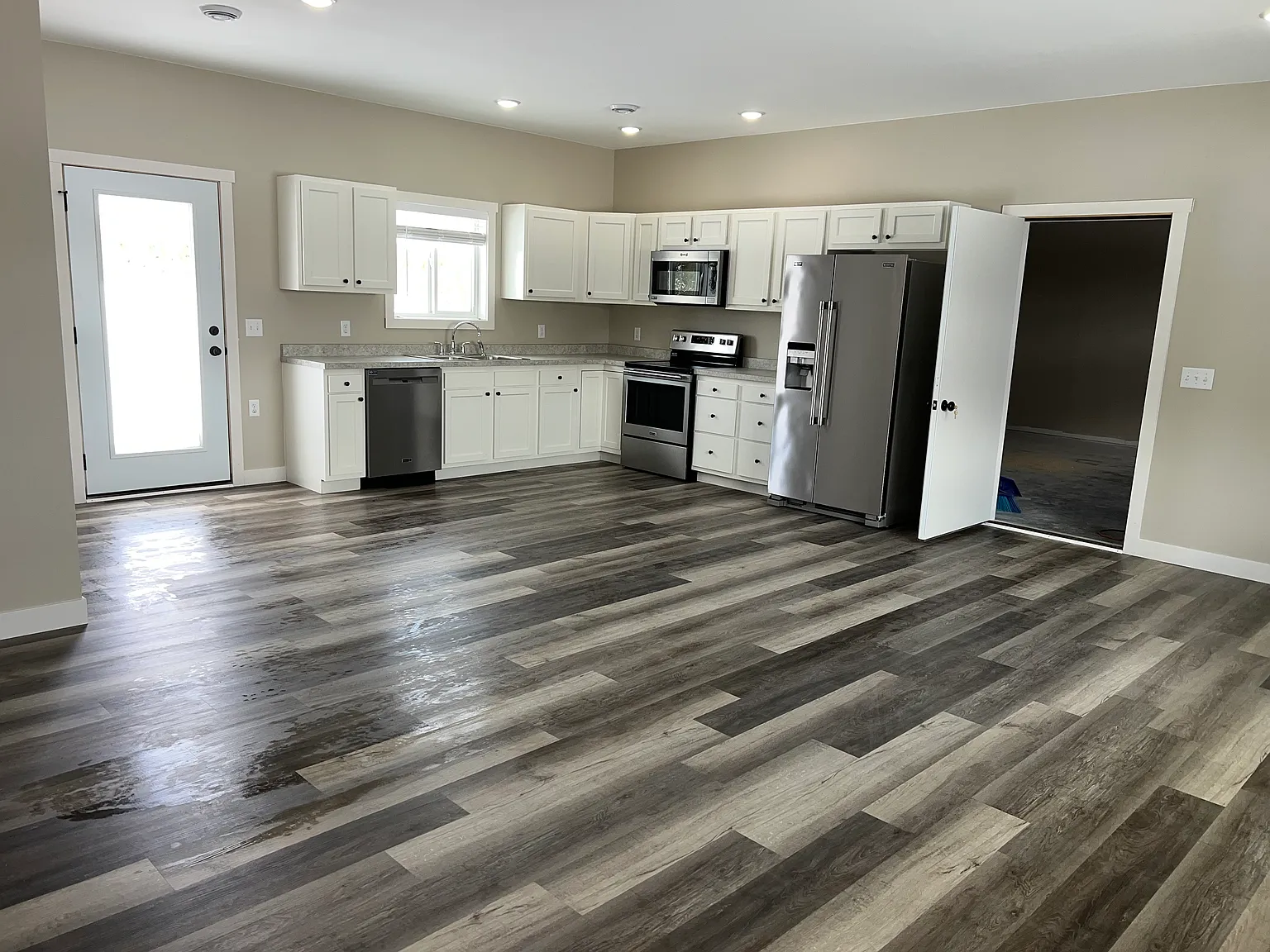 2 bed, 985 sqft, $1,350 — Photo 2