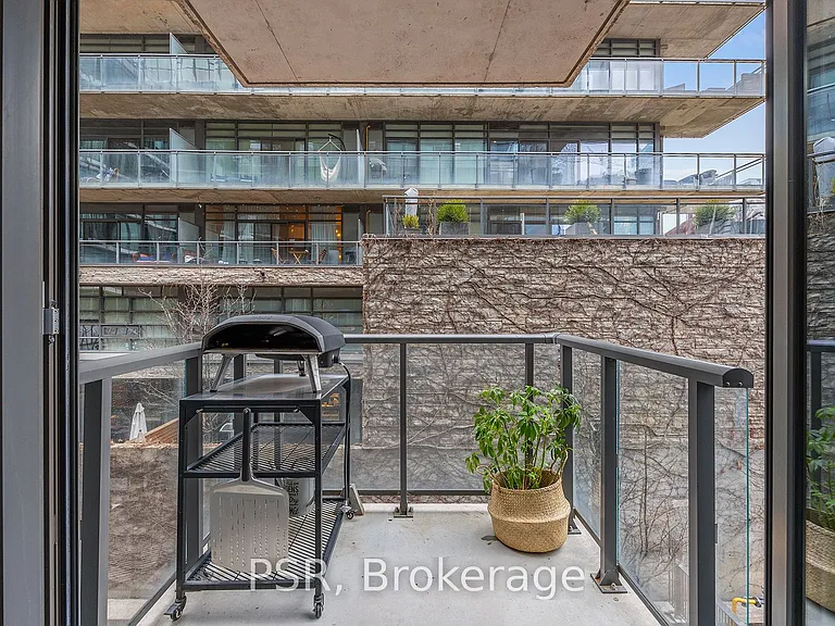 560 King St W #203 — Photo 18