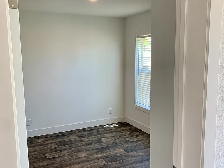 309 E 36th Pl — Photo 4