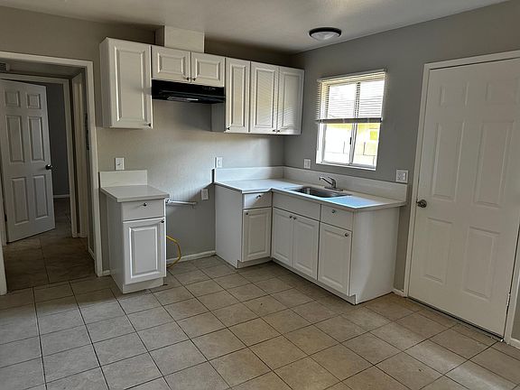 5th image of 3944 Severance Ave #B