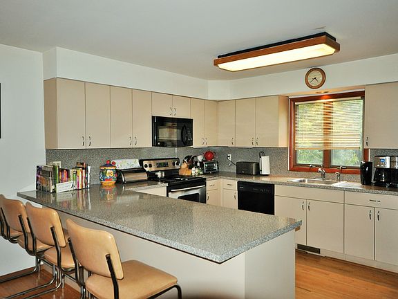 3rd image of 26 Hillside Ave