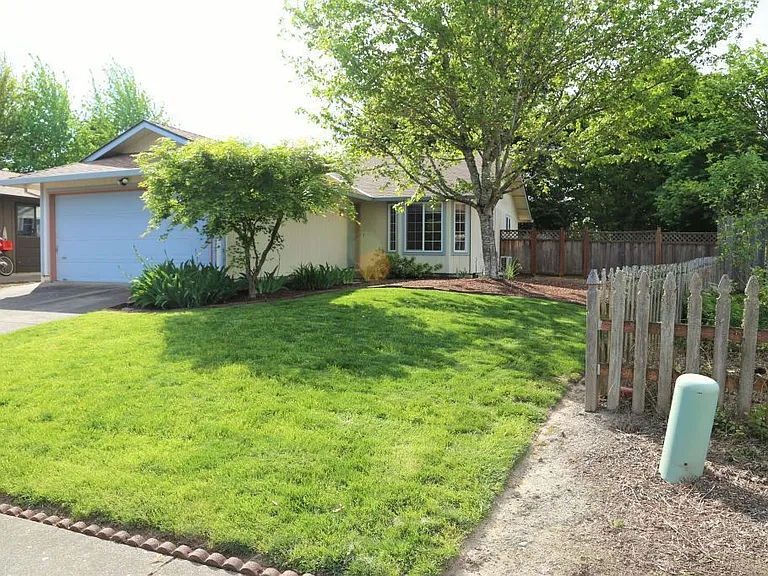 3358 SE Charlotte Pl — Photo 2