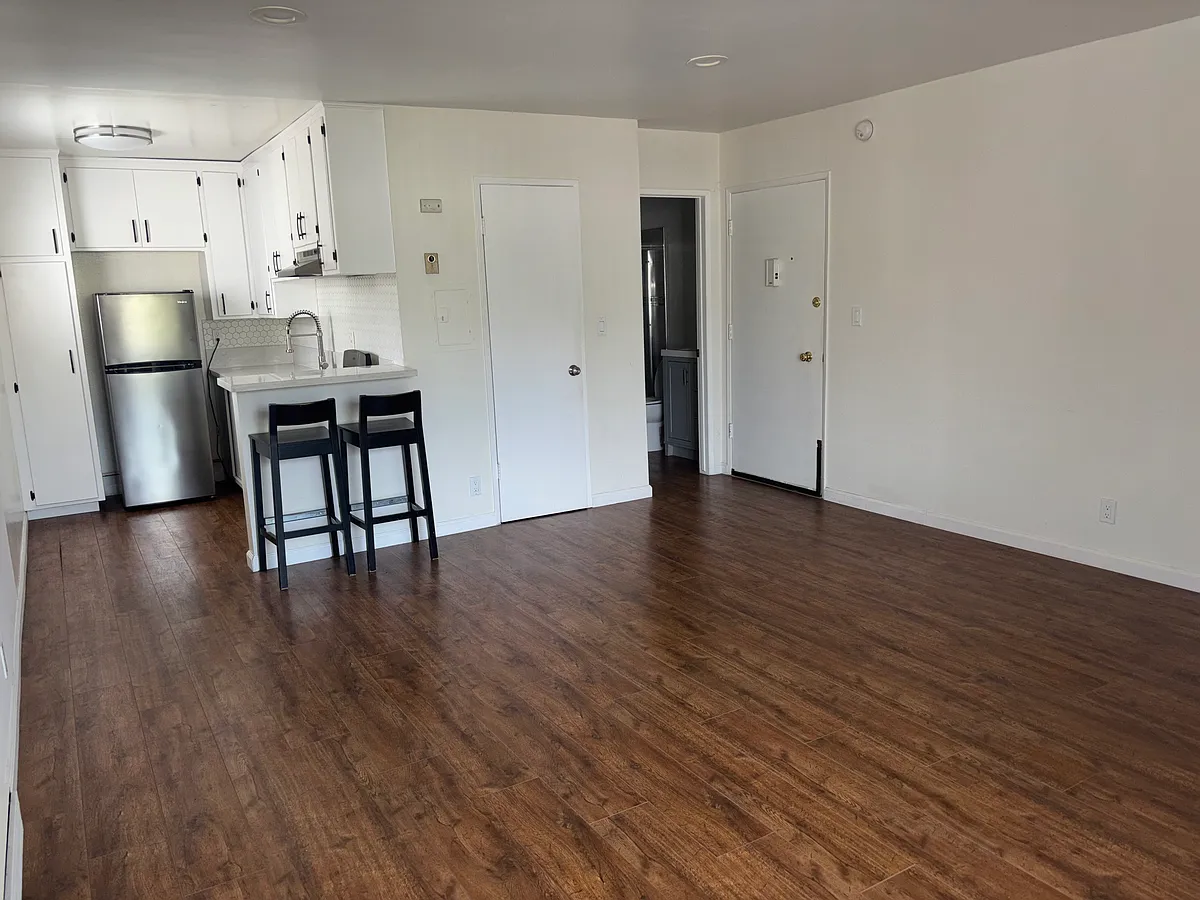 Living room - 14718 Magnolia Blvd #3