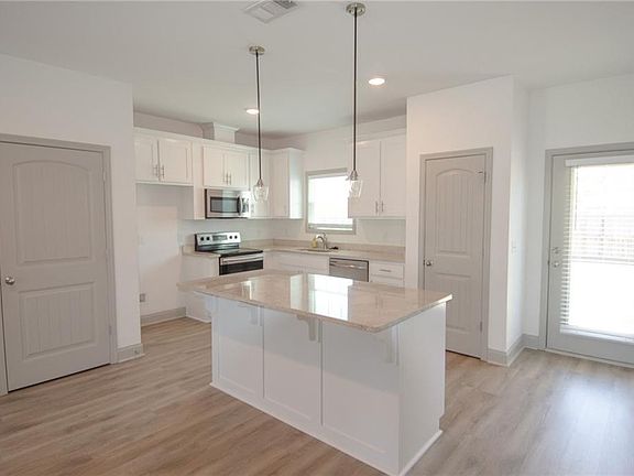 5th image of 6 Vineyard Dr