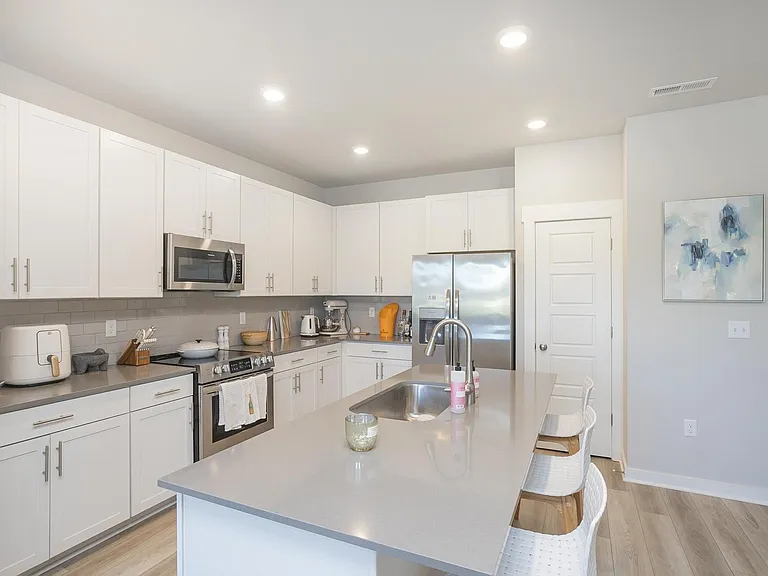 517 Swanholme Dr — Photo 16