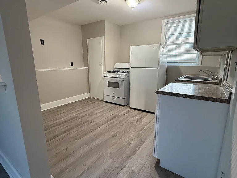 105 Lynn Ave — Photo 2