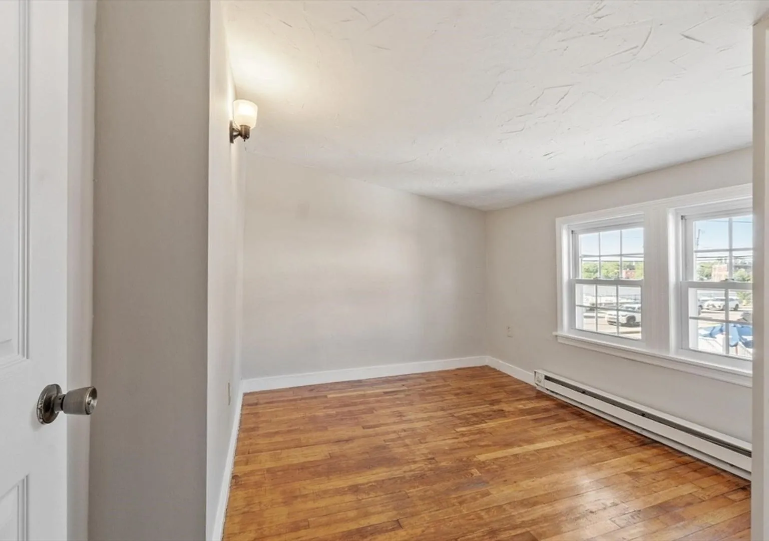 Spacious 3 BR 1 Bath in Dedham — Photo 2