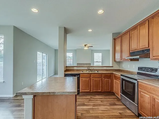 4 bed, 2.5 bath, 3288 sqft, $2,300 — Photo 2