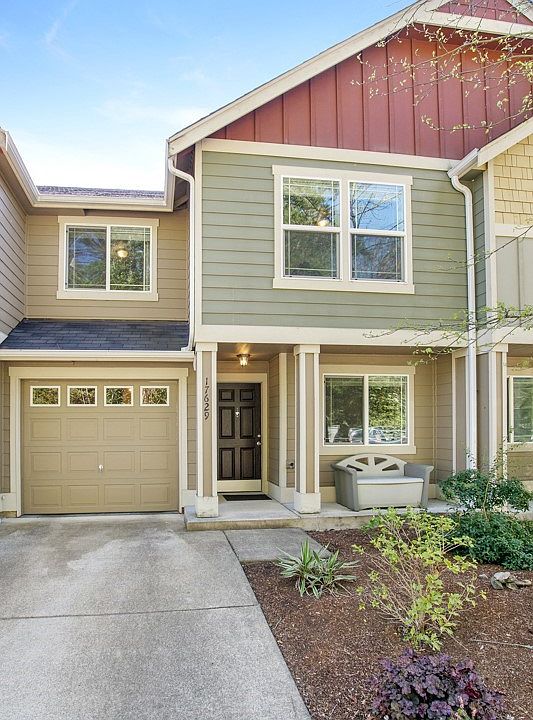 Town house style condo in Puyallup $282,500 and HOA dues only $90.