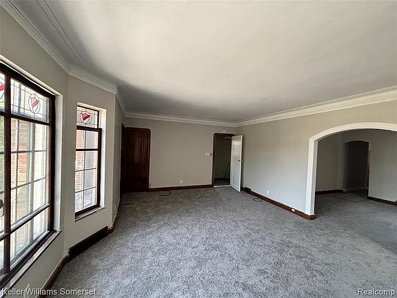 3rd image of 2943 Leslie St