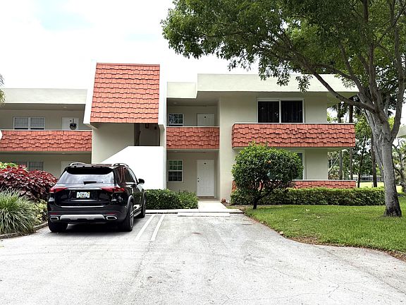 2nd image of 907 Cypress Terrace #201