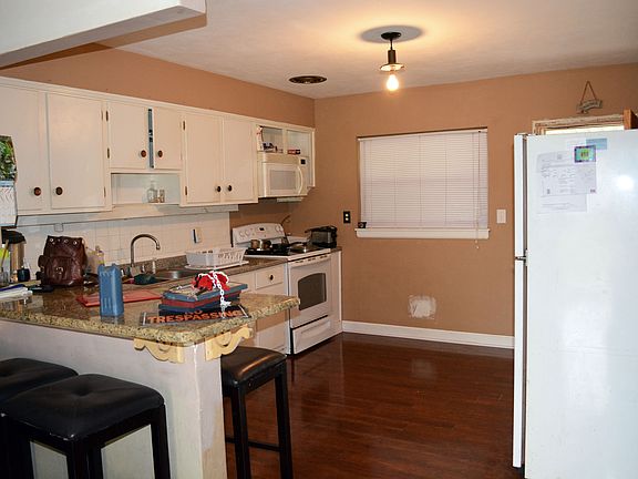 3rd image of 624 Wisteria Dr