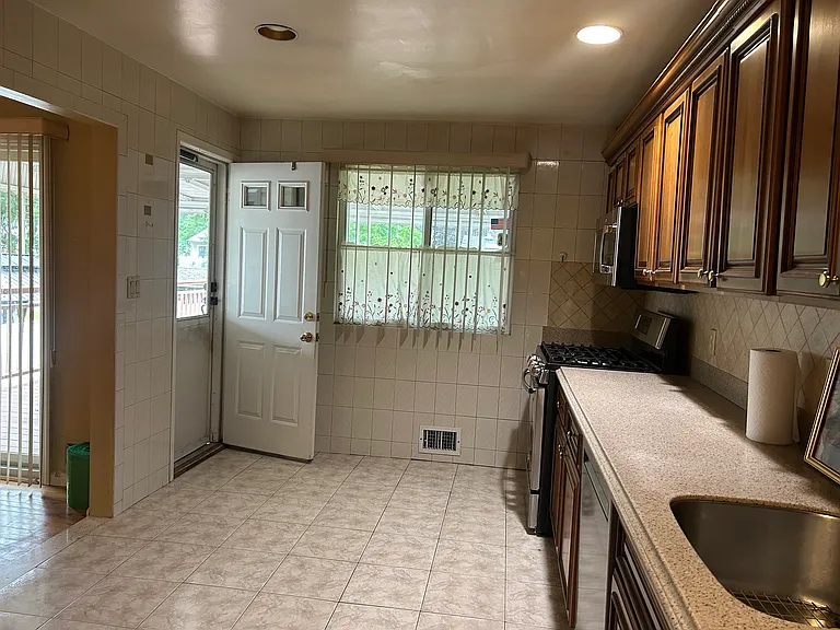 51 Babylon Ave — Photo 5