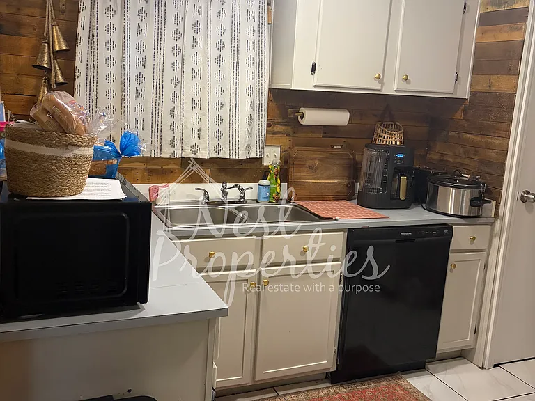 560 Mack St — Photo 5