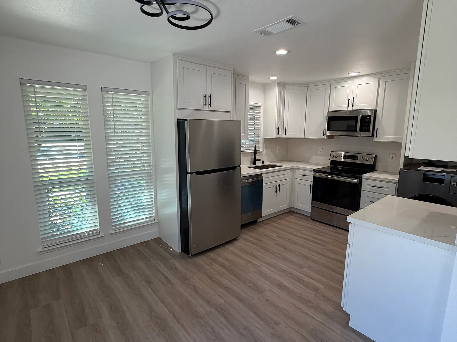 3 bed, 1130 sqft, $3,250 — Photo 2
