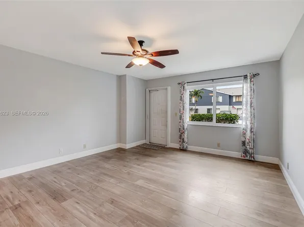 2641 Gately Dr W APT 902, West Palm Beach, FL 33415