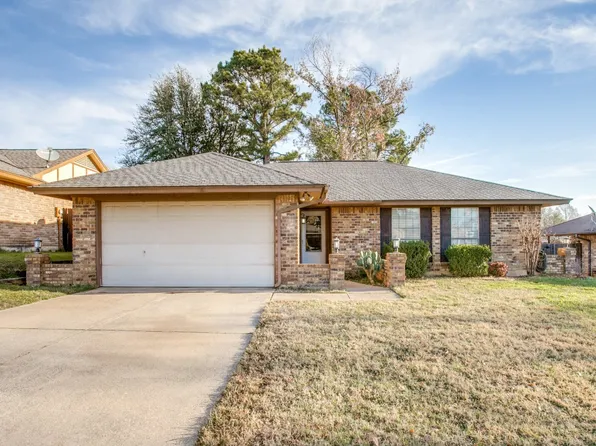 209 Ginger Ln, Euless, TX 76039