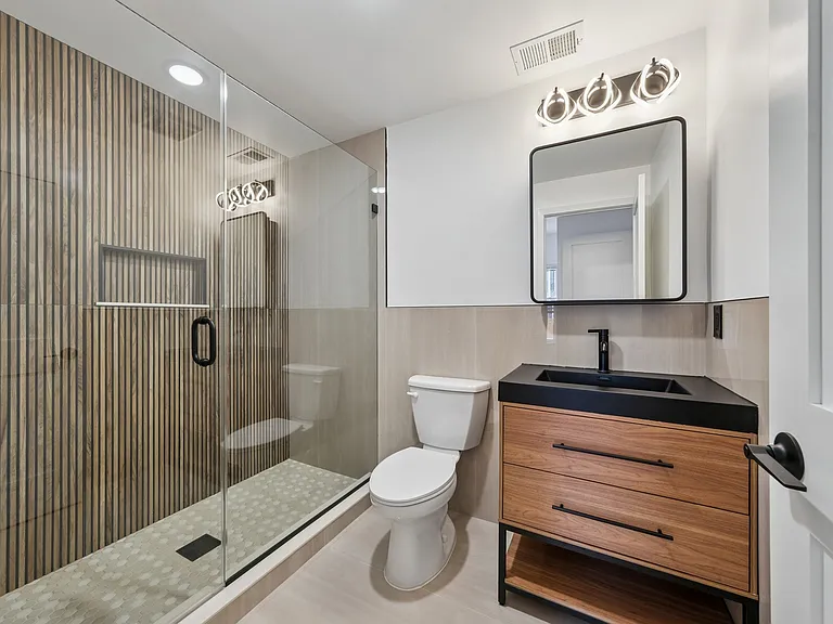 En Suite Main Bathroom