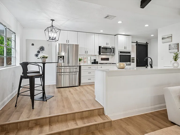 912 Glen Oaks Blvd — Photo 9