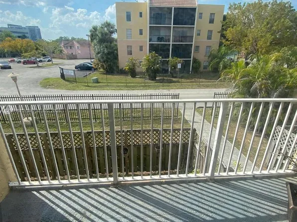 5241 Geneva Way APT 203, Doral, FL 33166