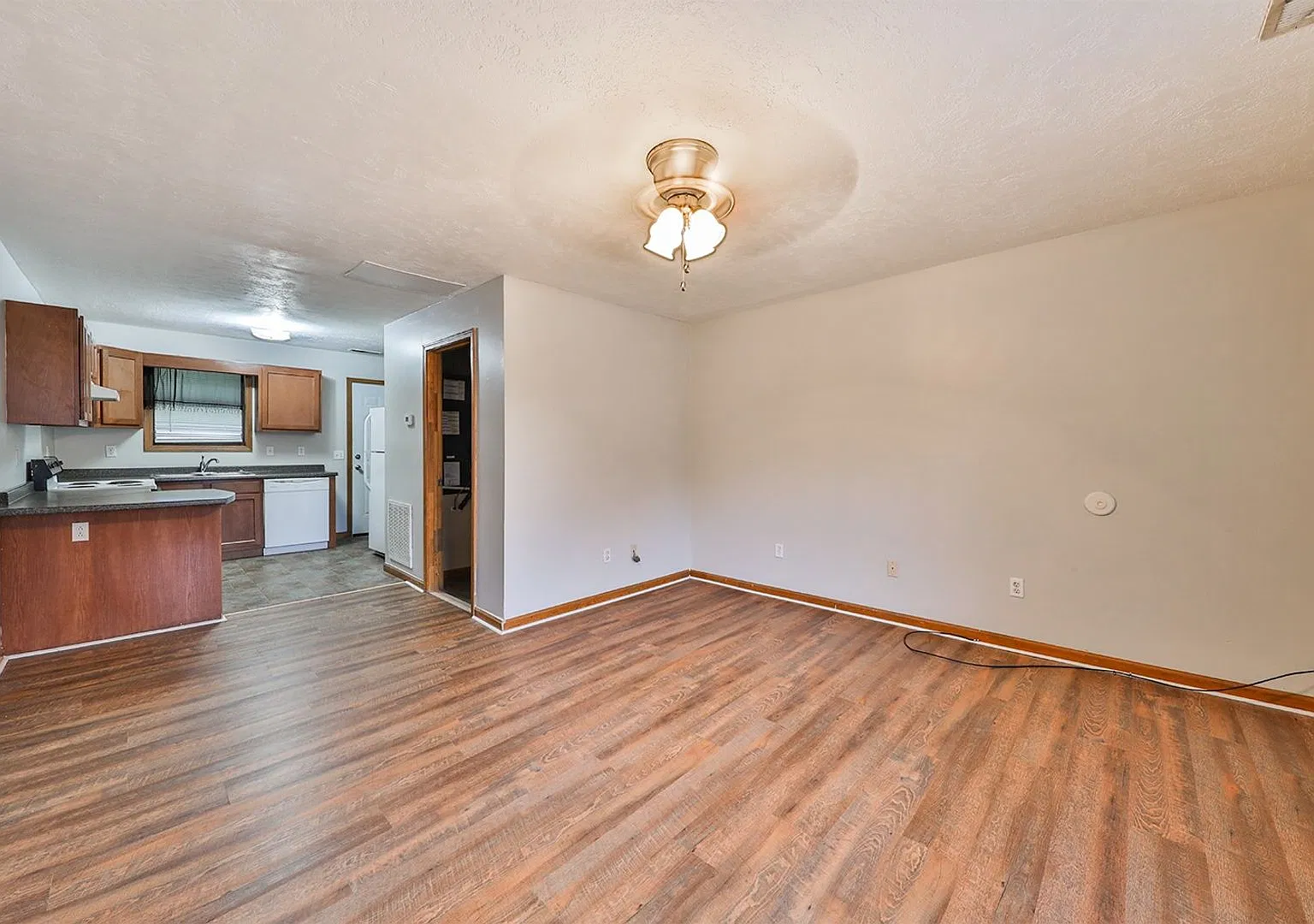 South Campus Place Townhome! — Photo 4