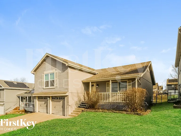 6235 N Hickory Ct — Photo 2