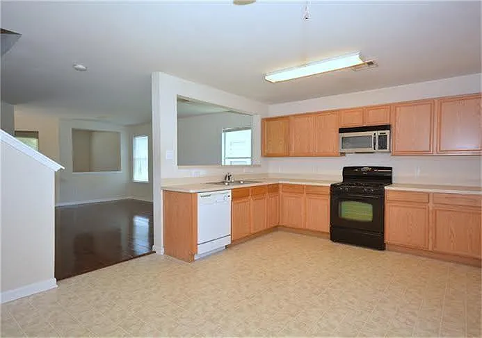 8106 Arrington Forest Ln — Photo 11