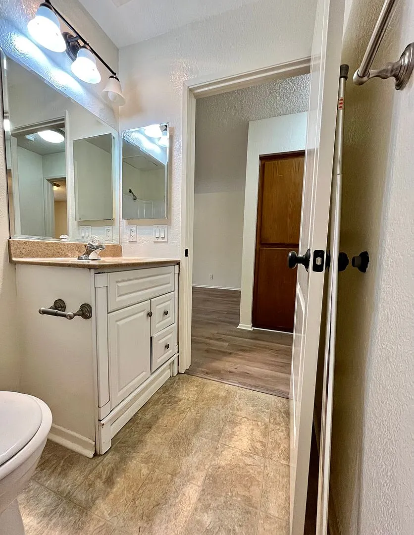 Delightful Living in Lawndale! — Photo 4