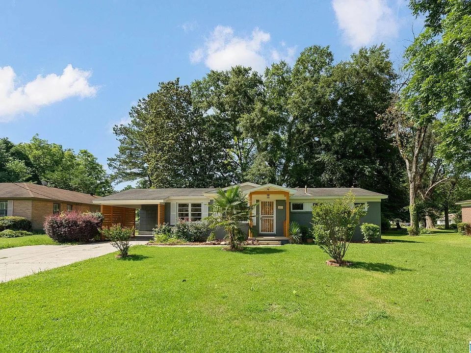 852 Twin Lake Dr NE
