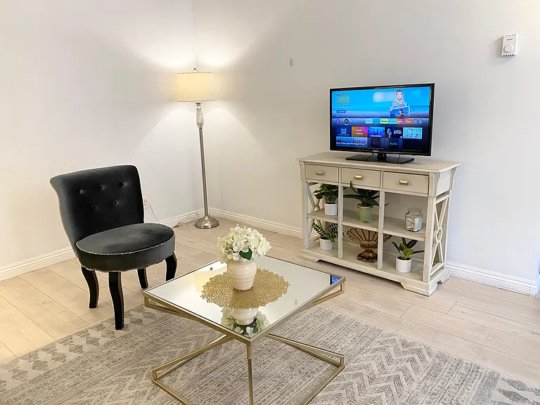 1228 S Saltair Ave #4 — Photo 5