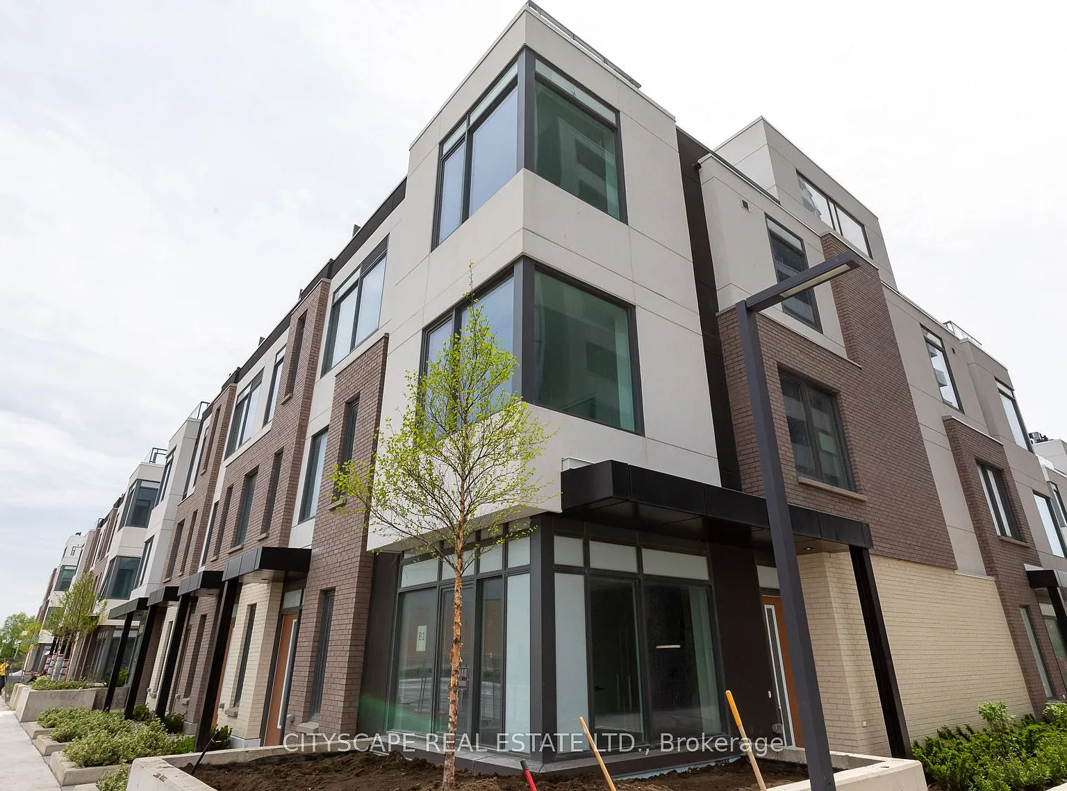 MET Condominiums — Photo 1