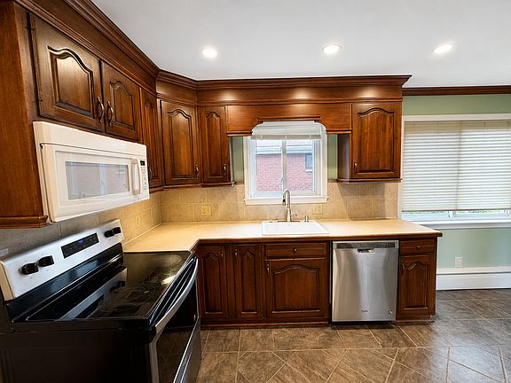 4th image of 614 Irving Ave APT 1