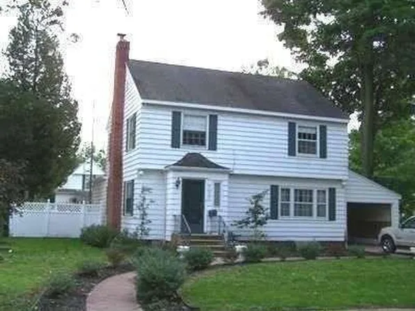 305 W Prairie Ronde St, Dowagiac, MI 49047